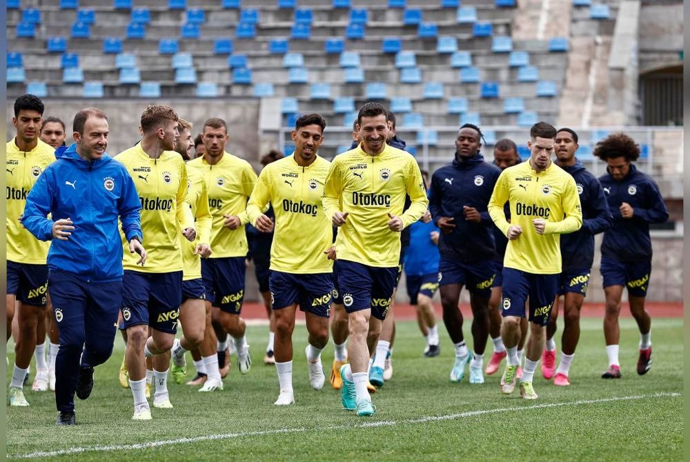 Para pemain Fenerbahce giat menjalani latihan pramusim.