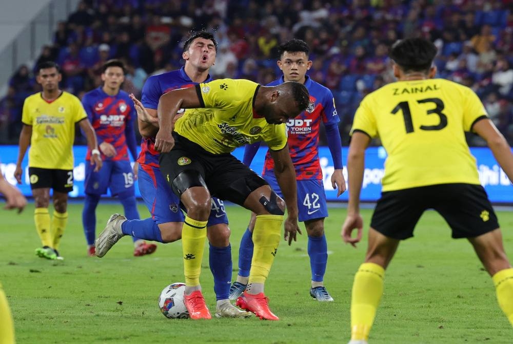 Pemain JDT Fernando Forestieri (empat dari kanan) diasak pemain Negeri Sembilan, Mark Goulon (tiga dari kanan) pada perlawanan Liga Super di Stadium Sultan Ibrahim. - Foto Bernama