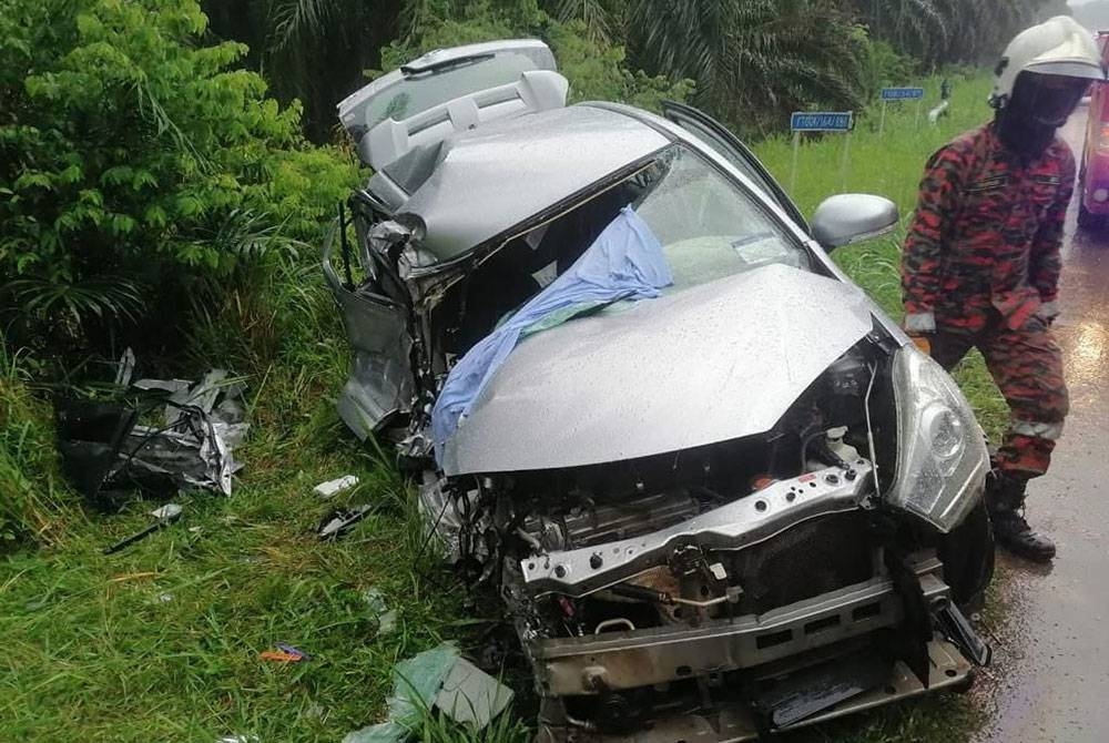 Keadaan salah sebuah kenderaan yang terlibat dalam kemalangan berkenaan - Foto: BBP Labis