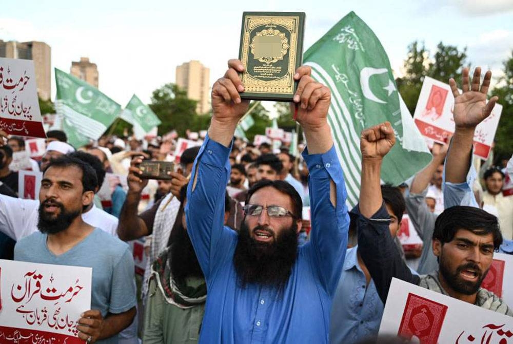 Ribuan penunjuk perasaan berkumpul di Stockholm pada Ahad sebagai membantah tindakan membakar al-Quran di Sweden. Foto: AFP