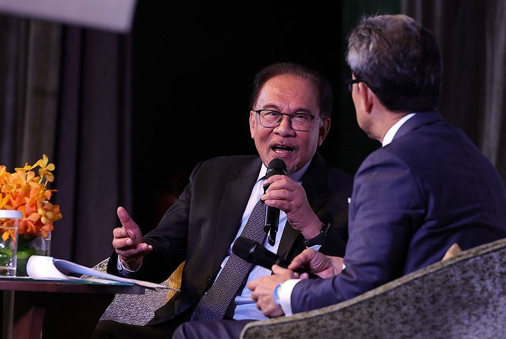 Perdana Menteri Datuk Seri Anwar Ibrahim (kiri) ketika sesi dialog bersama moderator Christopher Leong pada Persidangan Undang-Undang Malaysia Antarabangsa 2023 hari ini. - Foto Bernama