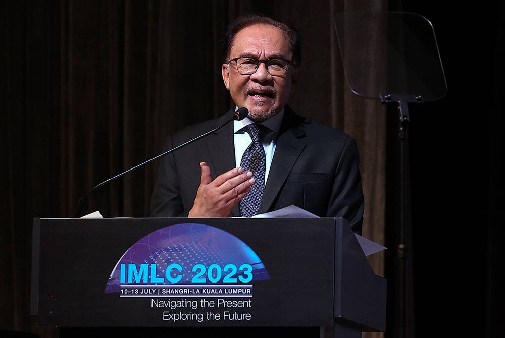 Perdana Menteri Datuk Seri Anwar Ibrahim ketika berucap pada Persidangan Undang-undang Malaysia Antarabangsa 2023 hari ini. - Foto Bernama