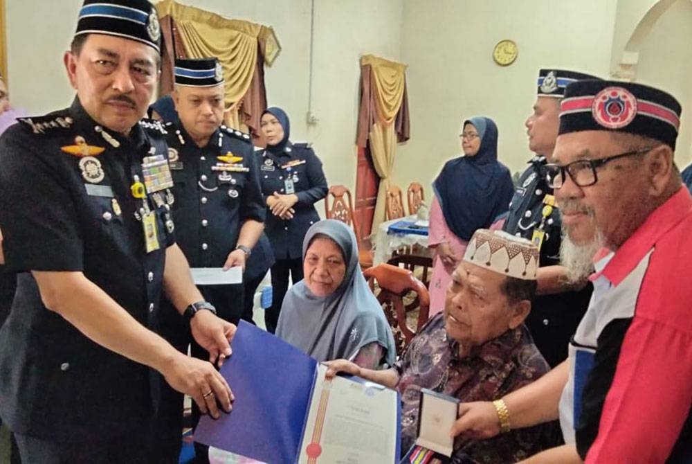 Muhamad Zaki menyampaikan Pingat Jasa Pahlawan Negara dan sijil kepada Yusof pada Isnin.