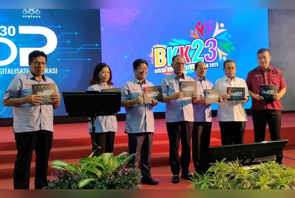 Wan Rosdy (tengah) ketika melancarkan DigiKOP 2030 sempena majlis pelancaran BKK 2023 pada Isnin.