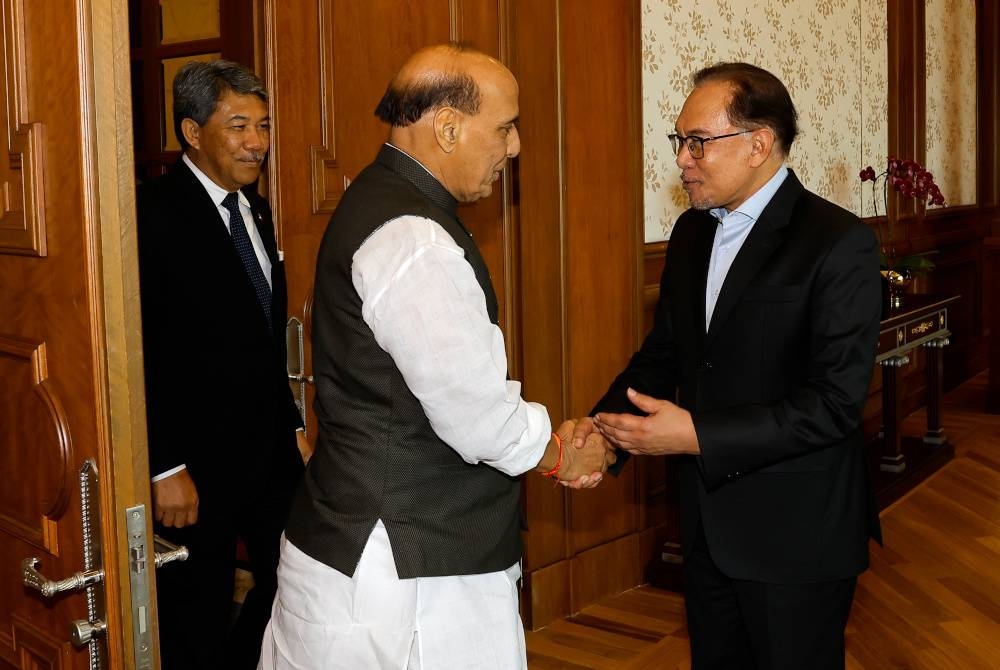 Anwar (kanan) menerima kunjungan hormat Menteri Pertahanan India Rajnath Singh (tengah) di Perdana Putra pada Isnin. - Foto Bernama