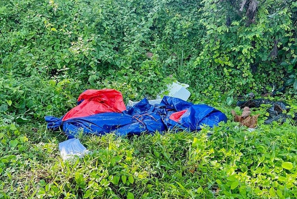 Dua mayat lelaki ditemui dalam semak di tepi Jalan Kampung Ujong Padang, Cheng di sini, pada pagi Isnin.