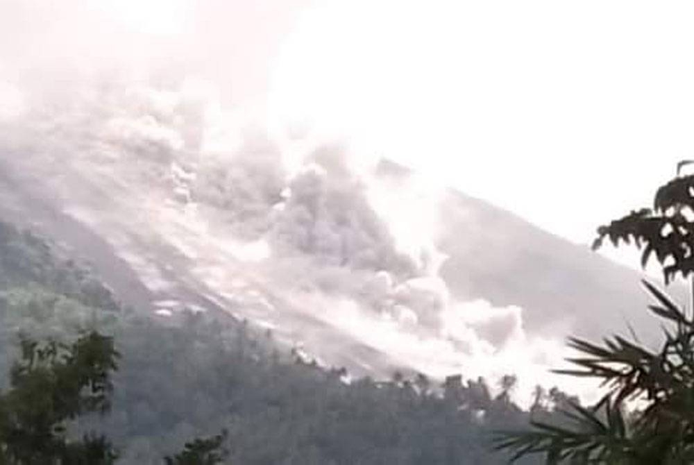 Gunung berapi yang mempunyai dua kawah aktif itu meletuskan abu panas sejauh dua kilometer ke tenggara. - Foto pengguna Facebook