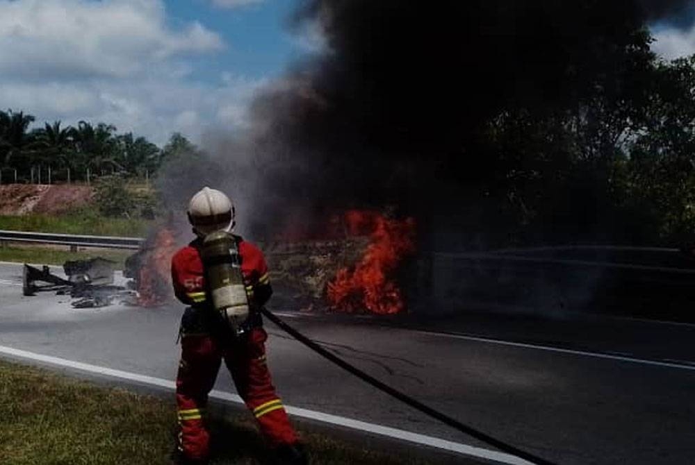 Anggota bomba dari BBP Jerantut melakukan kerja-kerja pemadaman MPV yang terbakar selepas terbabit kemalangan dengan sebuah lori di Jalan Jerantut -Maran dekat Sungai Salan di sini pada Isnin.