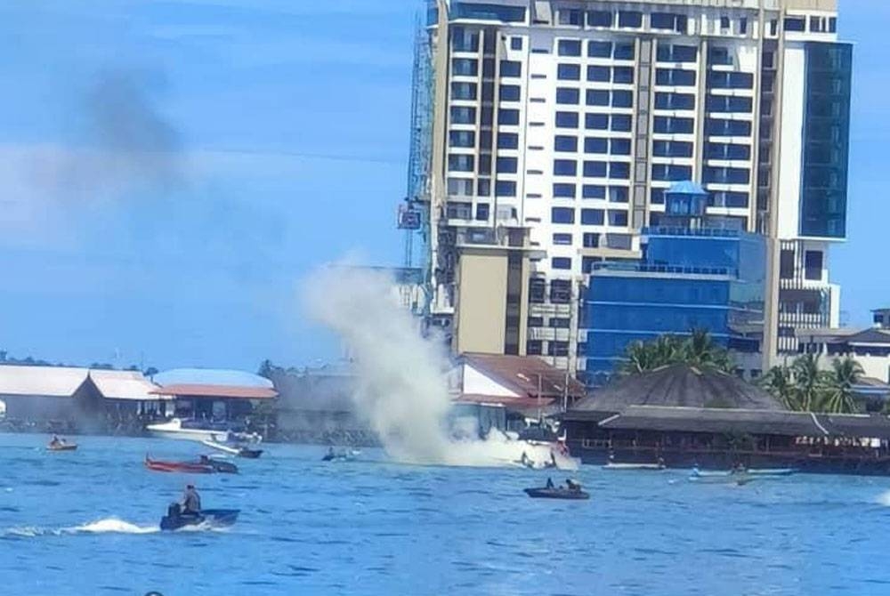 Bot nelayan yang terbakar dalam kejadian di perairan Semporna pada Isnin.