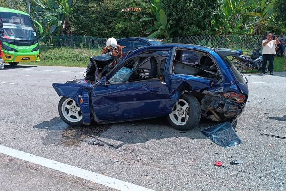 Keadaan kereta dipandu mangsa selepas terbabit nahas libatkan tiga kenderaan di Jalan Kerdau,Temerloh pada Isnin.