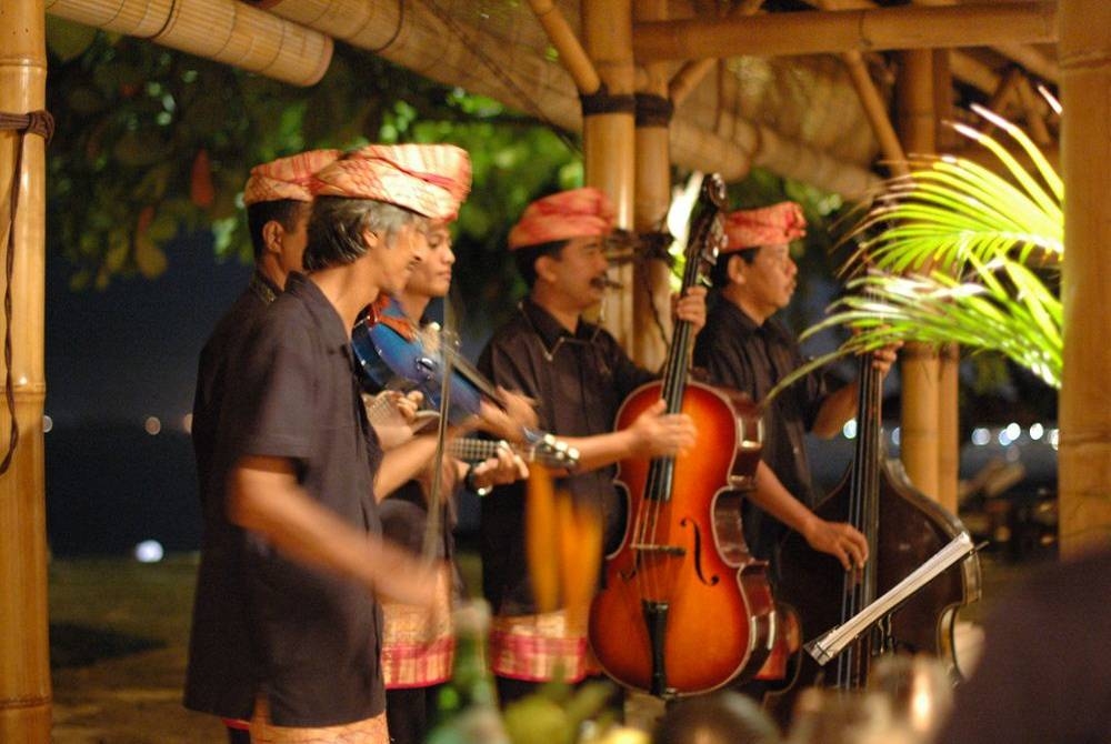 Keroncong melibatkan alat muzik tradisional. - Foto Bonkenks Radio