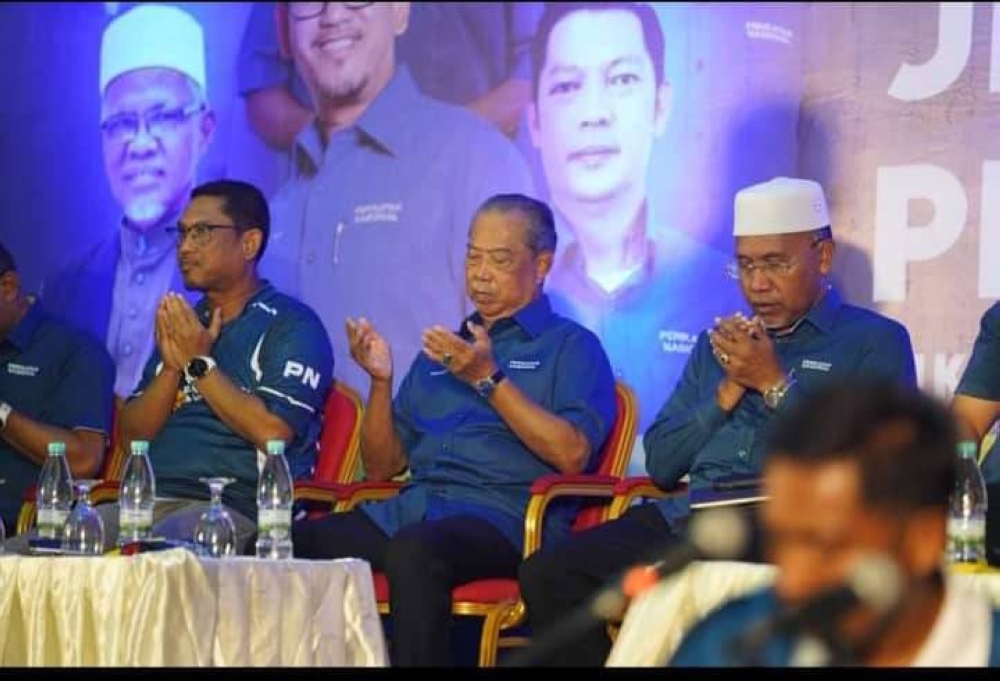 Muhyiddin (tengah) hadir ke majlis pelancaran jentera pilihan raya PN Negeri Sembilan sempena PRN pada 12 Ogos.