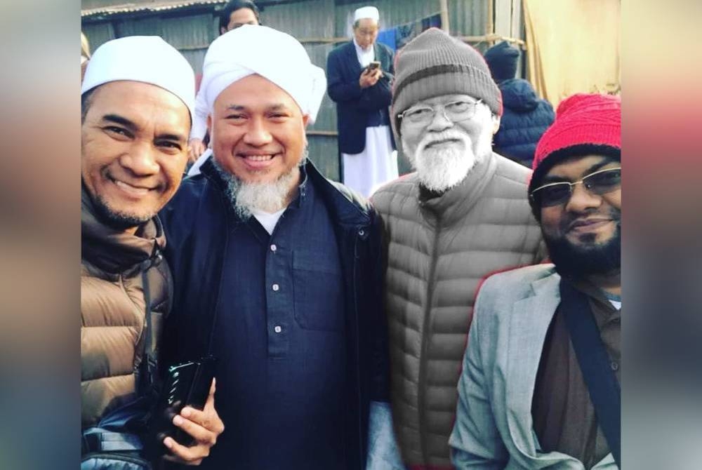 Cik Wan Hilmy (dua dari kiri) bersama Allahyarham Pahamin (dua dari kanan) dan rakan-rakan.- Foto Facebook Maulana Helmi