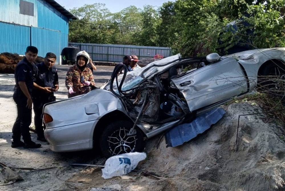 Sebuah kereta yang dinaiki empat sekeluarga terbabas menyebabkan dua daripadanya disahkan meninggal dunia di tempat kejadian. - Foto ihsan Bomba Perak