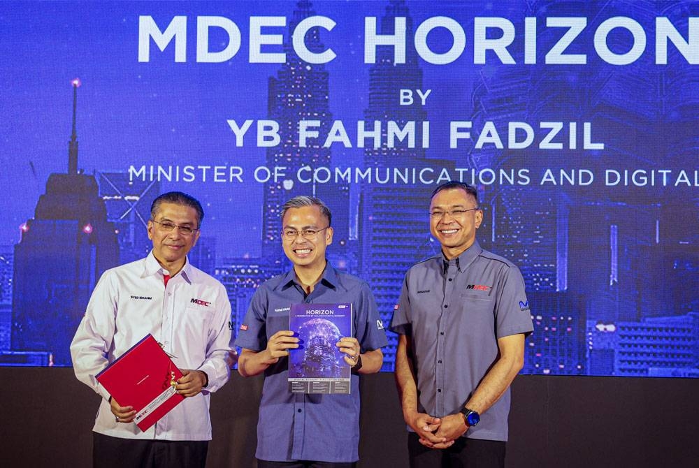 Fahmi bersama Pengerusi MDEC, Syed Ibrahim Syed Noh (kiri) dan Ketua Pegawai Eksekutif MDEC, Ts Mahadhir Aziz (kanan) merasmikan Buku MDEC Horizon pada Ahad. - Foto Bernama