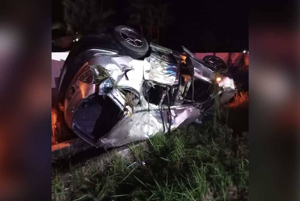 SUV yang dinaiki sembilan mangsa terbabas di Pekan Gurney, Sitiawan. - Foto Bomba Perak