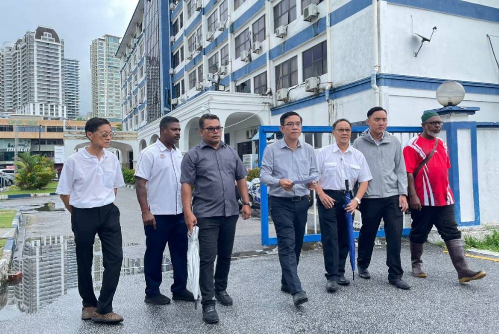 Hon Wai (empat dari kiri) bersama pegawainya selesai membuat laporan polis di IPDTL terhadap dua Ahli Parlimen Pas dan Harakah kerana didakwa memfitnah Guan Eng.