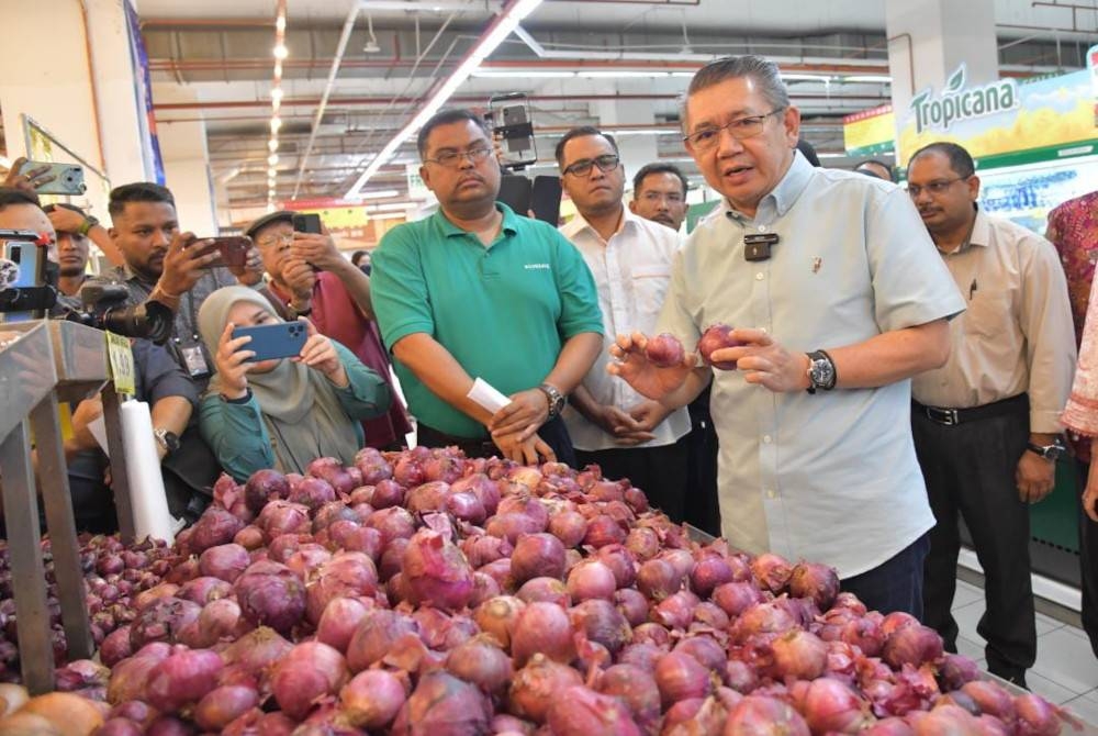 Salahuddin (kanan) ketika meninjau harga barangan di Econsave Setapak Sentral, Kuala Lumpur pada Selasa.