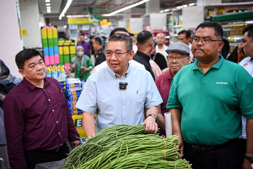 Salahuddin (dua dari kiri) melakukan tinjauan harga barang di Pasaraya Econsave, Setapak Sentral berikutan isu harga barang naik. - Foto Bernama