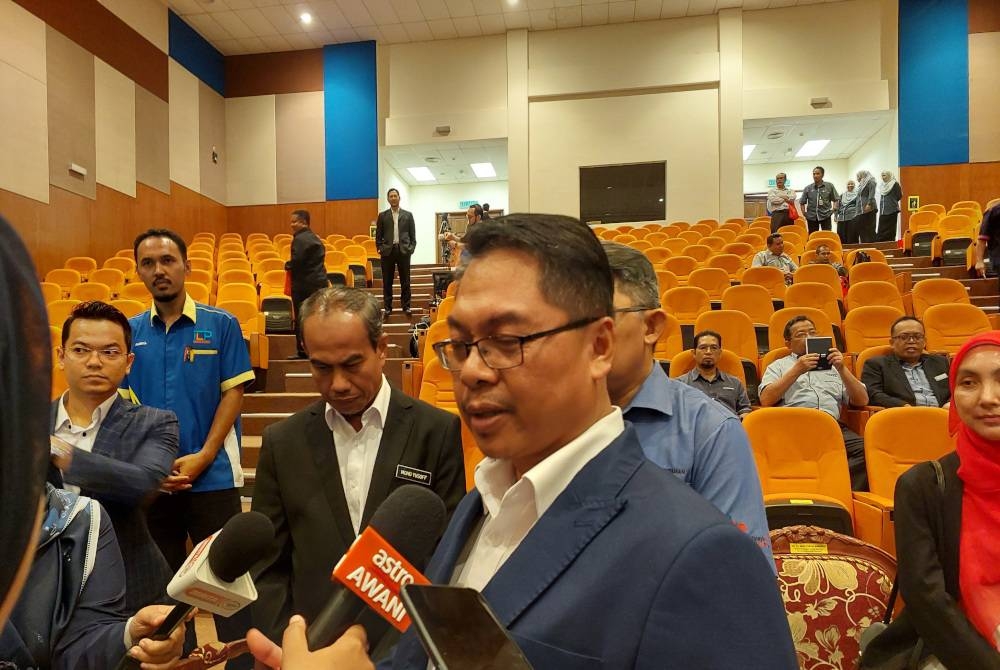 Mustapha (kanan) ketika ditemui pemberita selepas program Sesi Libat Urus Tripartite 2023 Zon Timur di sini pada Selasa.