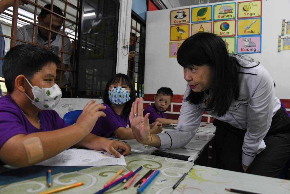 Timbalan Menteri Pendidikan Lim Hui Ying beramah mesra dengan kanak-kanak istimewa semasa melawat Program Pendidikan Khas Integrasi SJKC Chong Kuang, Sungai Bakap di sini pada Selasa. - Foto Bernama