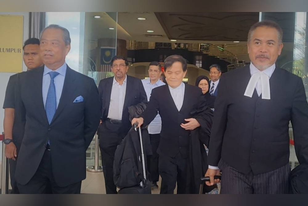 Muhyiddin (kiri) hadir di Mahkamah Tinggi Kuala Lumpur pada Selasa bagi prosiding pendengaran permohonan membatalkan empat tuduhan salah guna kuasa untuk suapan berjumlah RM232.5 juta.