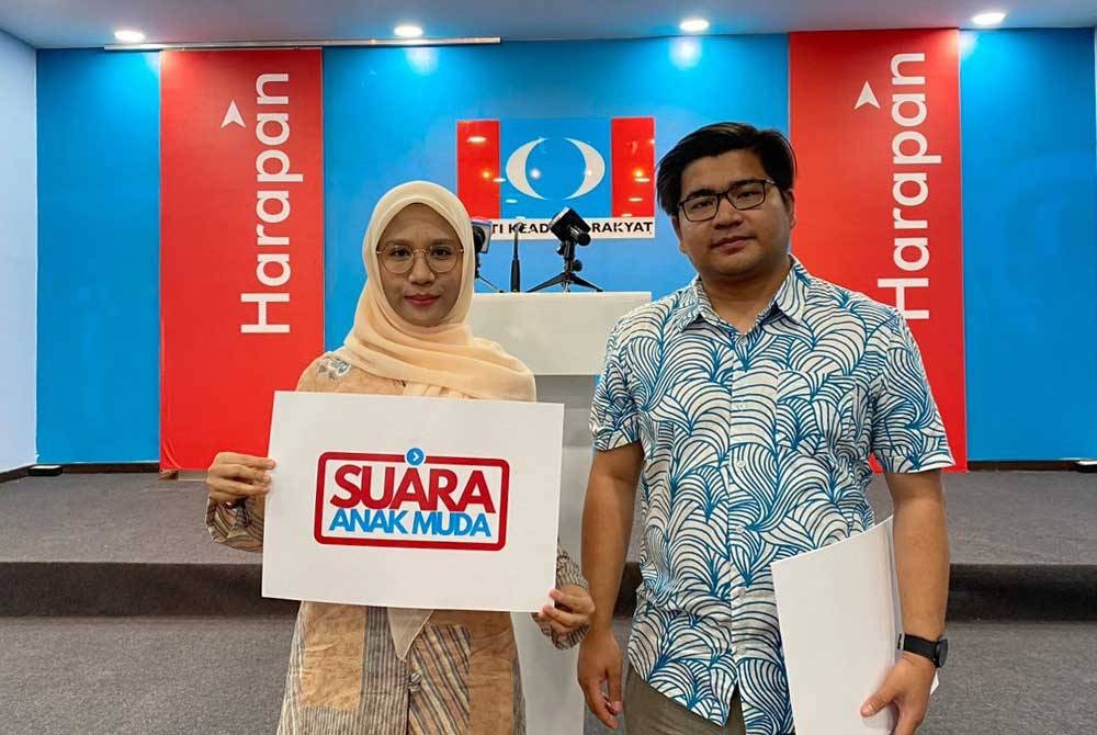 Atyra Hanim (kiri) bersama Ketua Penerangan AMK, Haziq Azfar Ishak sewaktu sidang media mempromosikan Konvensyen Suara Anak Muda yang bakal diadakan pada 15 Julai ini di PJ Live Arts.