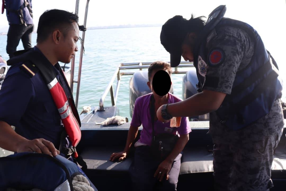 Anggota ESSCom memeriksa bot pam di perairan Tawau menerusi Operasi Gasak Laut yang dilaksanakan pada Selasa.