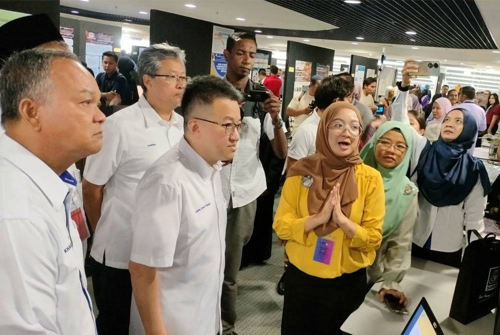 Chin Tong (dua kiri) mendengar taklimat dari peserta Si2TE 2023 di SIRIM Kulim pada Selasa.