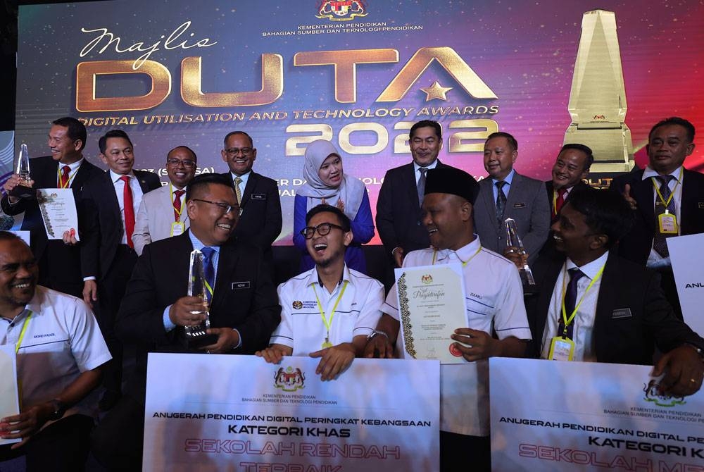 Fadhlina beramah mesra bersama penerima anugerah Pendidikan Digital Peringkat Kebangsaan Kategori Khas pada Majlis ‘Digital Utilisation and Technology Awards (DUTA)’ 2022 di Auditorium Bahagian Sumber dan Teknologi Pendidikan, Bukit Kiara hari ini. - Foto Bernama