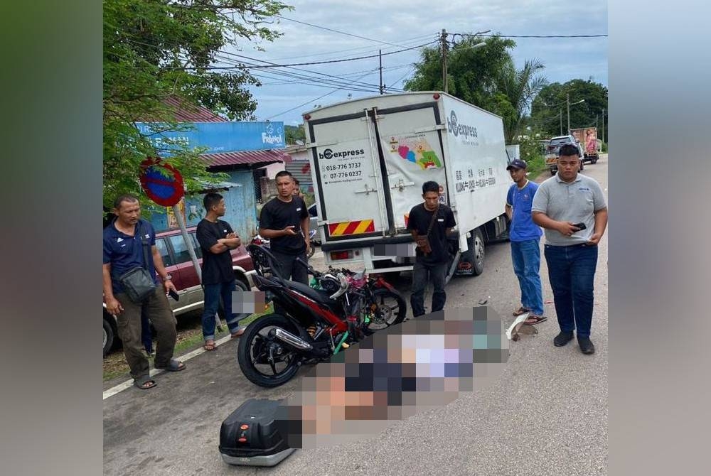 Seorang pemuda maut selepas motosikal ditunggangnya merempuh belakang sebuah lori di Kilometer 6, Jalan Kluang-Teck Wah Hing, Kluang pada Selasa.