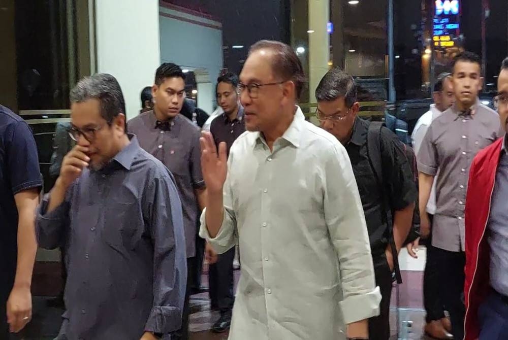 Anwar tiba di pekarangan Menara Dato Onn, WTC pada jam 8.30 malam bagi menghadiri Mesyuarat Majlis Perundingan Pimpinan Kerajaan Perpaduan Malaysia, pada Selasa.