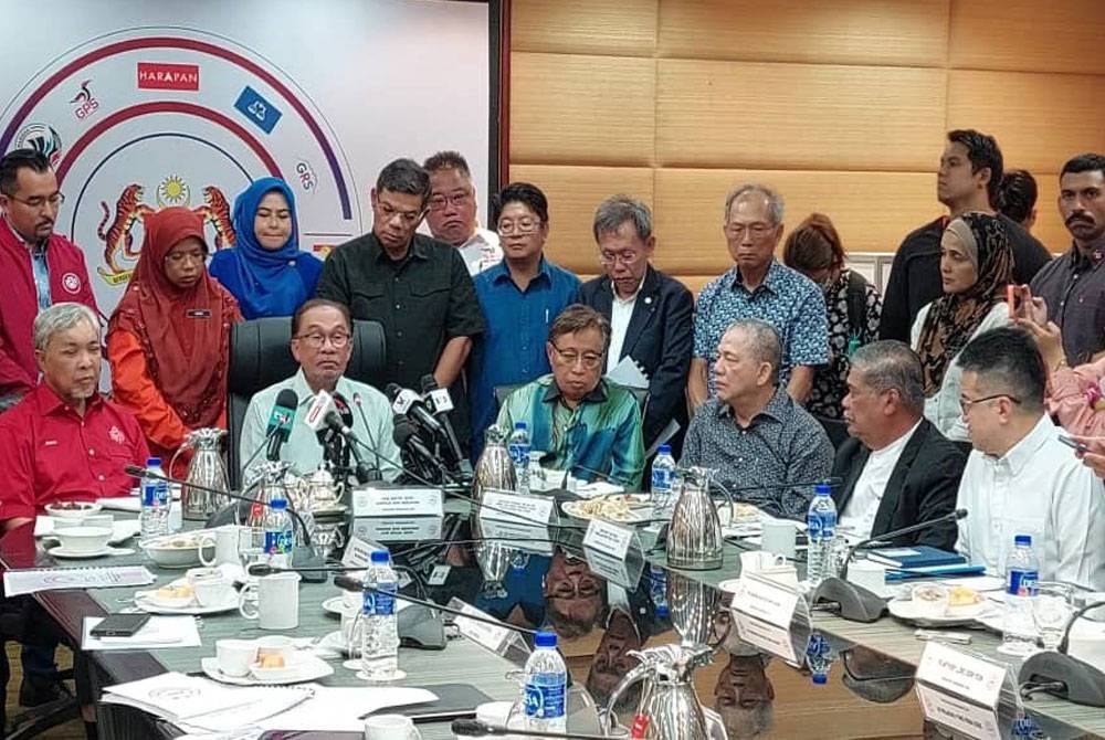 Anwar ketika dalam sidang media selepas Mesyuarat Majlis Perundingan Pimpinan Kerajaan Perpaduan Malaysia di Menara Dato Onn, Pusat Dagangan Dunia (WTC) pada Selasa.