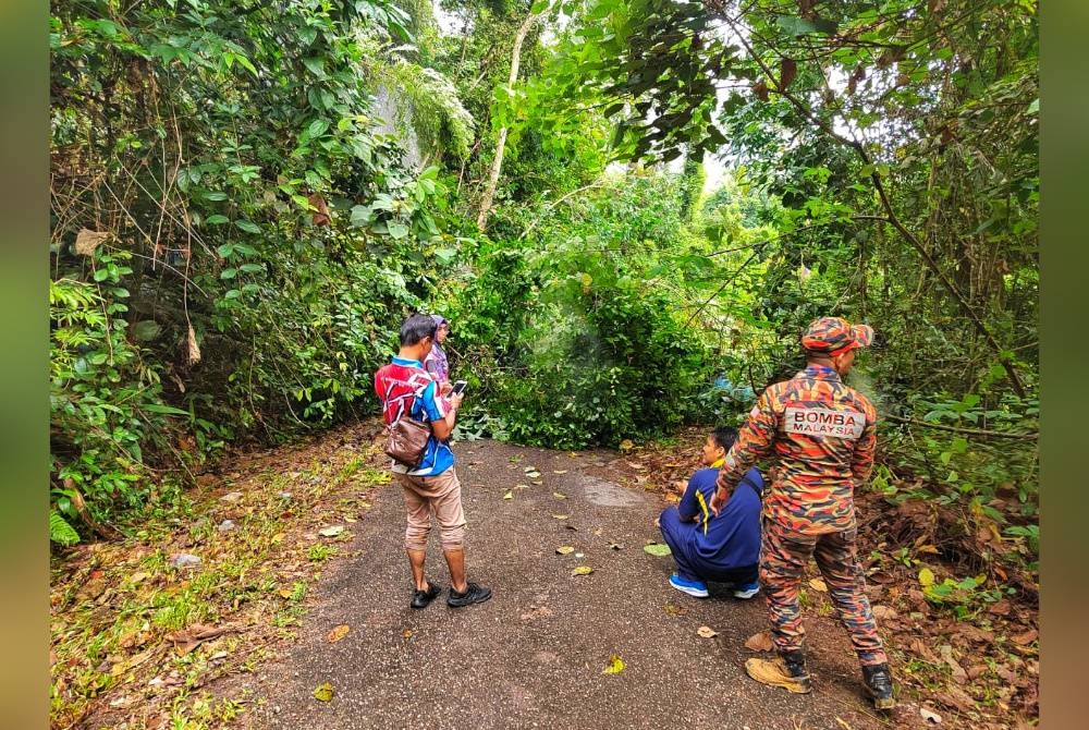 Anggota bomba membawa mangsa terlibat ke kawasan selamat. - Foto Ihsan JBPM