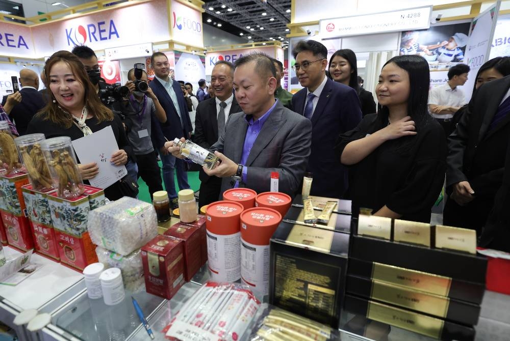 Foong Hin melihat ruang pameran selepas merasmikan Pameran Perdagangan Makanan dan Minuman Antarabangsa Malaysia di Pusat Konvensyen Kuala Lumpur pada Rabu. - Foto Bernama
--fotoBERNAMA (2023) HAK CIPTA TERPELIHARA