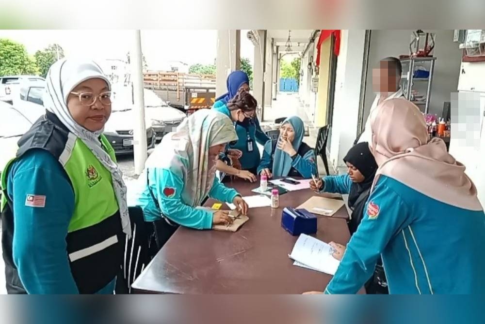 Kakitangan Perkeso menjalankan pemeriksaan dalam Ops Kesan di Tampin, pada Rabu.