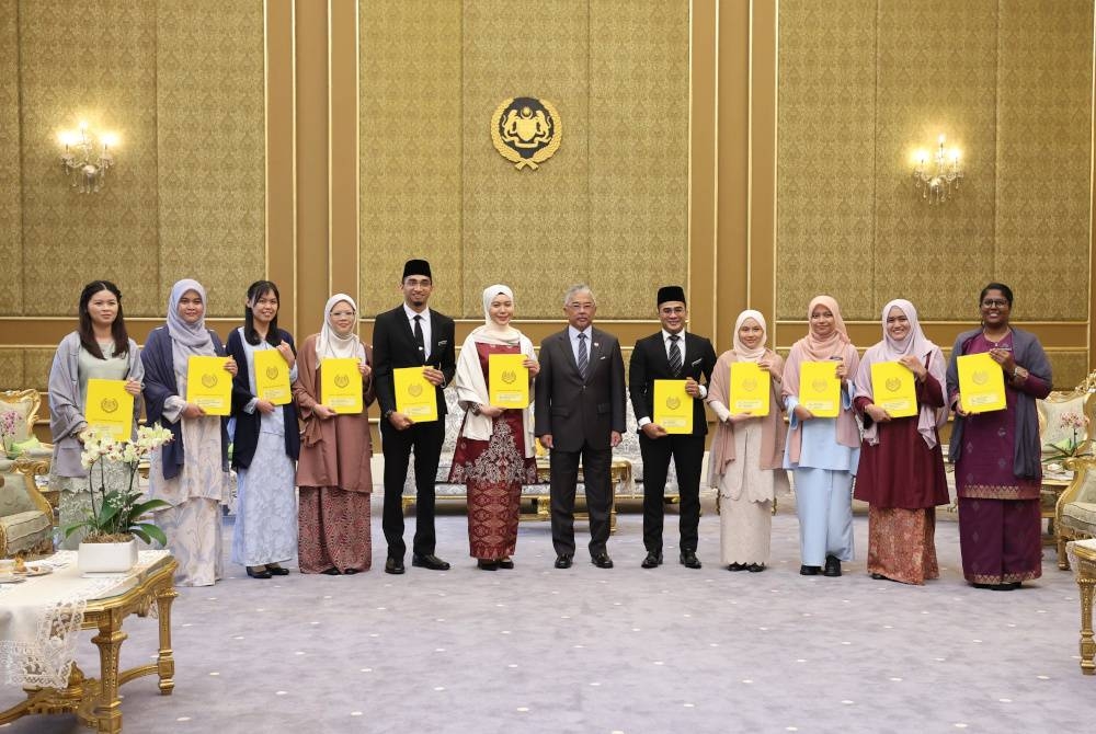 Al-Sultan Abdullah (enam dari kanan) berkenan bergambar bersama penerima biasiswa selepas mengurniakan Biasiswa Yang di-Pertuan Agong (BYDPA) di Istana Negara hari ini. - Foto Bernama