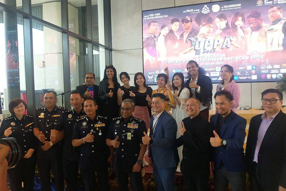 Ramli (depan, tengah) bergambar bersama barisan pelakon dan pihak penerbit filem Oppa semasa majlis pelancaran &#039;trailer&#039; filem itu di Kuala Lumpur pada Rabu.