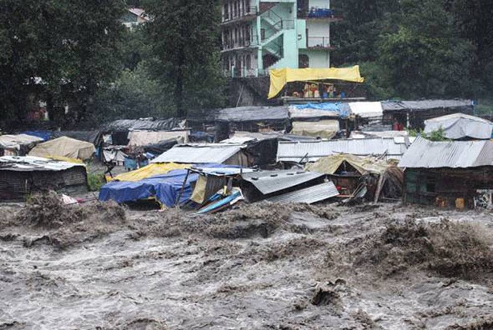 Keadaan kemusnahan yang terjadi susulan hujan lebat, banjir dan tanah runtuh di Kullu, Himachal Pradesh, India. - Foto AP