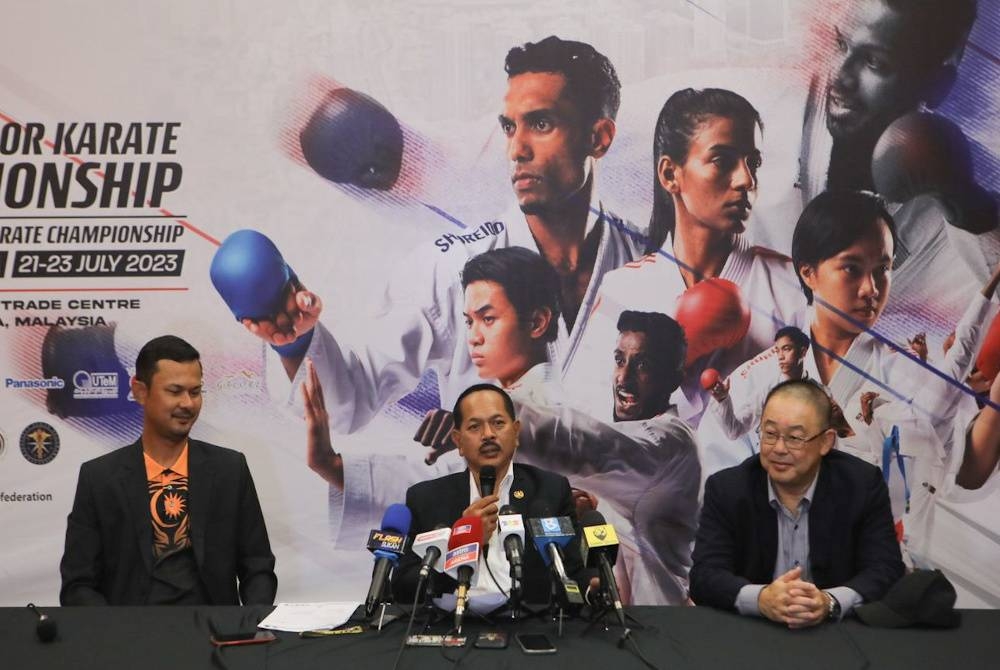 Nur Azmi (tengah) dalam sidang akhbar Kejohanan Karate Asia edisi ke-19 dan Kejohanan Karate Para Asia edisi ke-2 di Majlis Sukan Negara (MSN), Bukit Jalil pada Rabu.