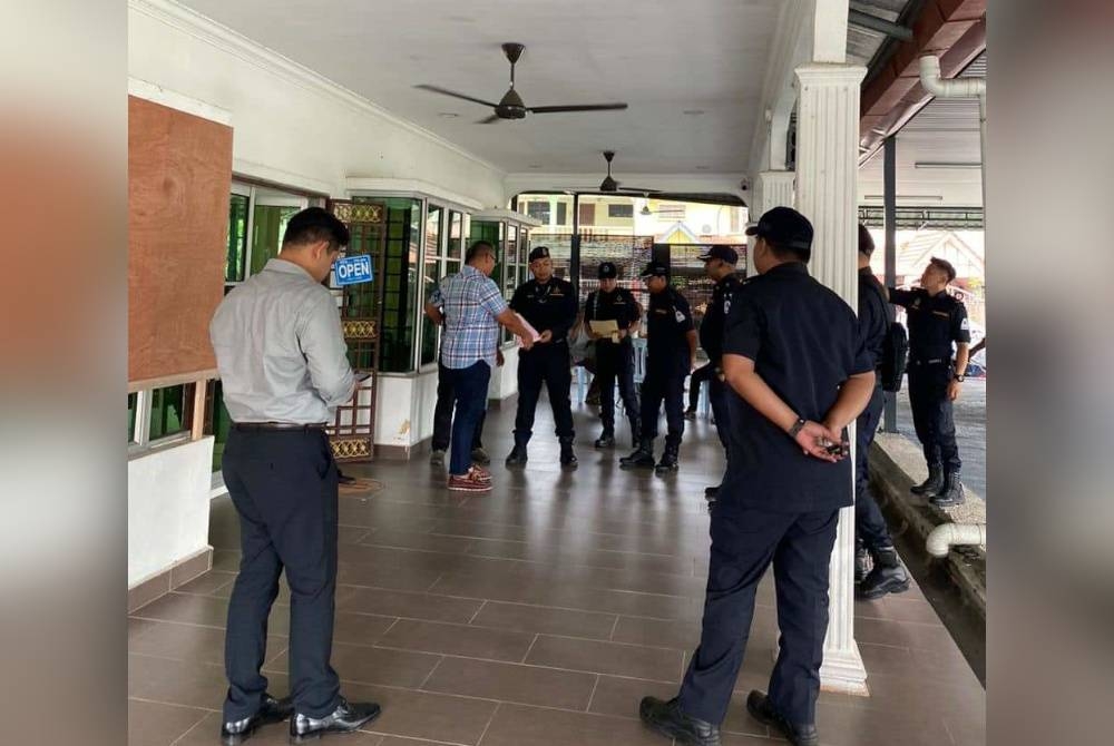 Penguat kuasa PTD Gombak dan MPS hadir ke Pusat Khidmat Gombak Setia bagi menyerahkan notis pengosongan kerana menduduki tanah kerajaan tanpa kebenaran baru-baru ini.