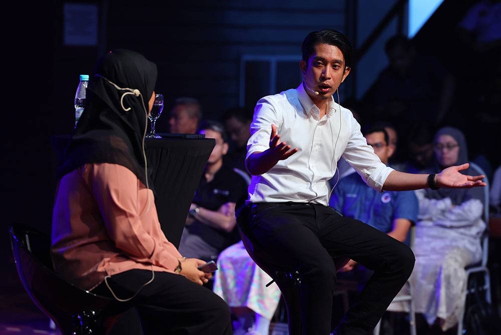 Adam Adli (kanan) ketika sesi Dialog Demokrasi sempena Majlis Pelancaran Program Sekolah Rukun Negara di UKM Bangi hari ini. - Foto Bernama