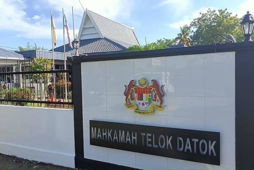 Mahkamah Majistret Telok Datok menjatuhkan hukuman denda terhadap dua pemilik kedai cermin mata dan syarikat perkakasan elektrik kerana mempamerkan iklan perniagaan tanpa lesen.