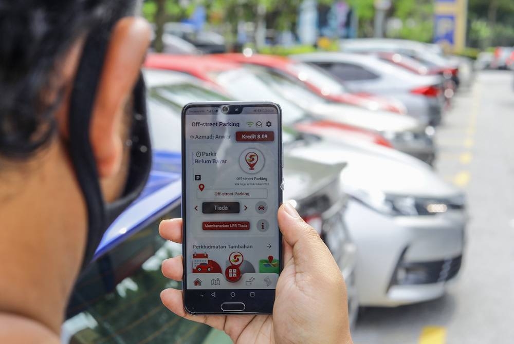 Sekarang sudah ada aplikasi di telefon bimbit memudahkan orang ramai membayar caj parkir. - Gambar hiasan