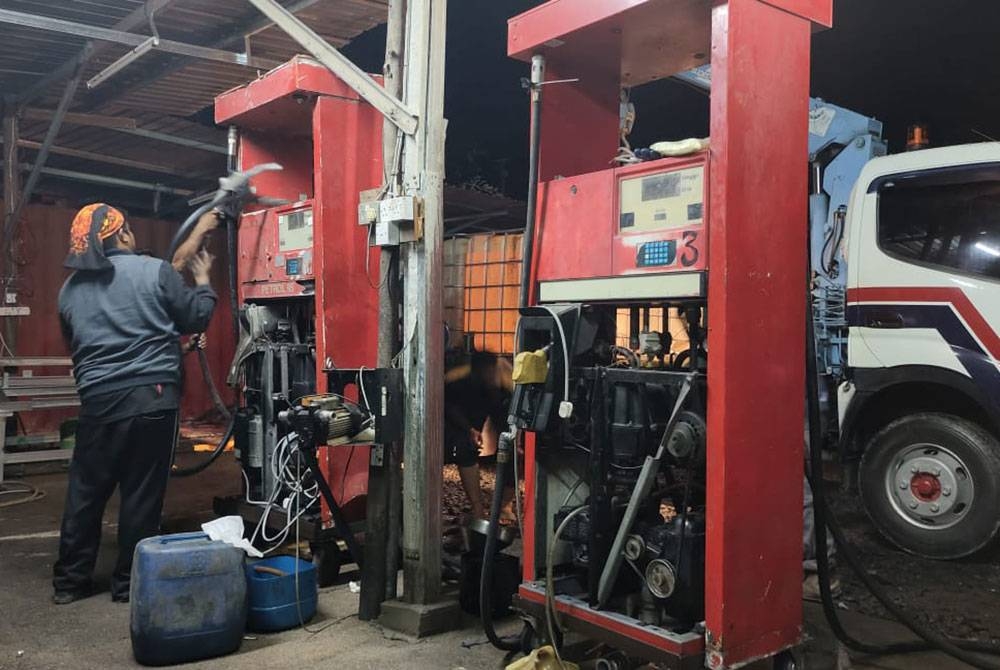 KPDN Kedah merampas 3,800 liter minyak diesel bersubsidi bernilai RM28,170 dipercayai diseleweng dalam serbuan di sebuah stor di kawasan Perindustrian Bukit Kayu Hitam, pada Selasa. - Foto Facebook KPDN Kedah