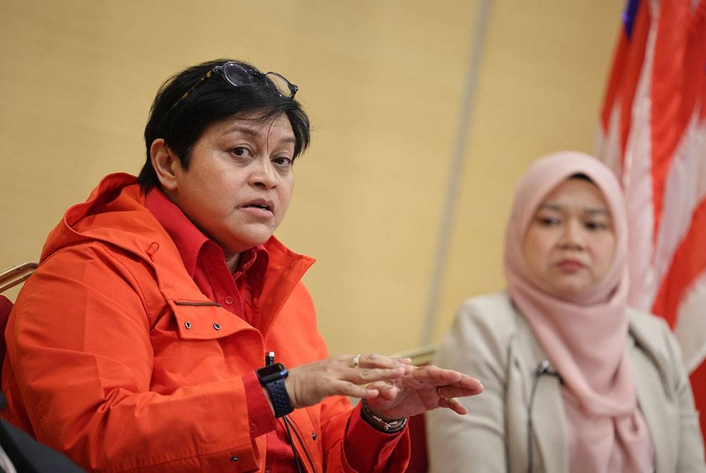 Azalina (kiri) berucap semasa menghadiri Forum &#039;Malaysia Di Ambang PRN 2023&#039; hari ini. - Foto Bernama