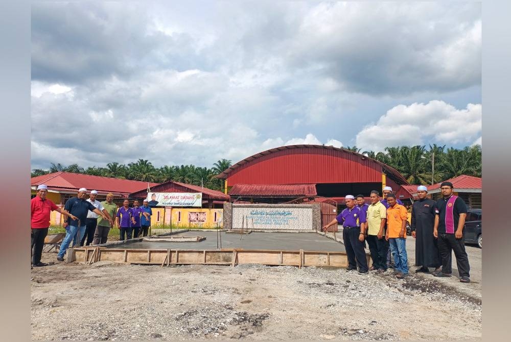 Pengurusan Maahad Tahfiz Wa Dirasah Al-Islamiah mohon keprihatinan kerajaan negeri menyelesaikan isu pembinaan sebuah rumah di hadapan pintu masuk sekolah itu sejak bulan lalu.