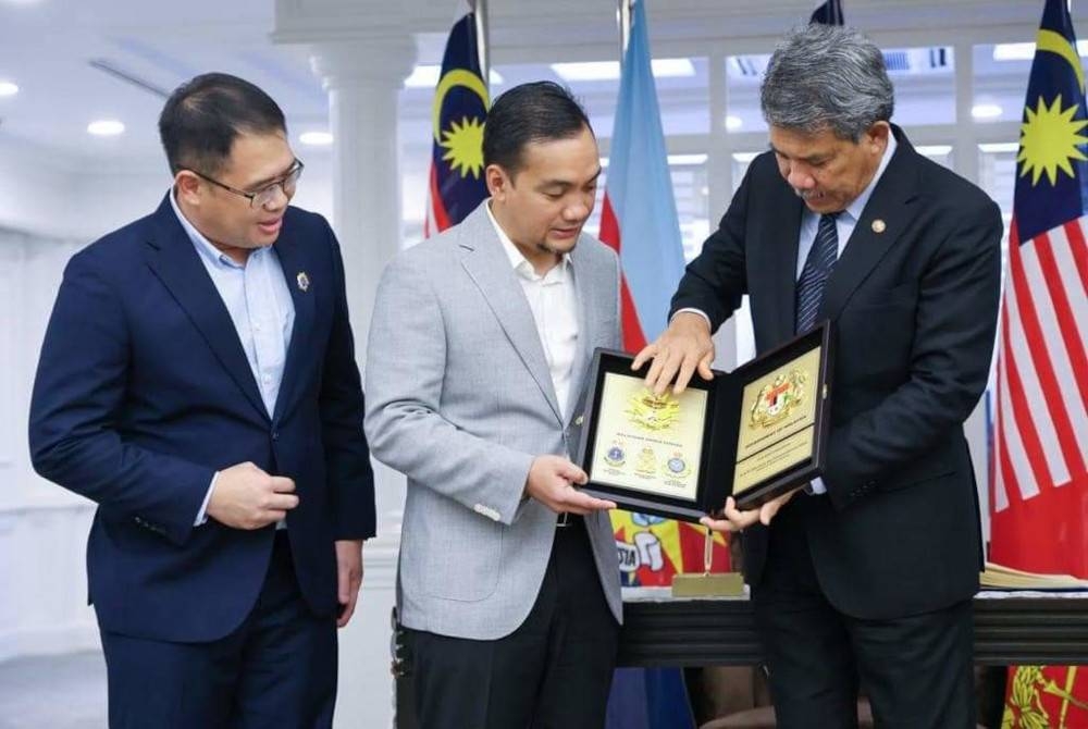 Onn Hafiz (tengah) mengadakan pertemuan dengan Mohamad di Pejabat Kementerian Pertahanan, Putrajaya pada Rabu.