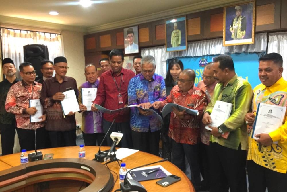 Mohd Hassany (tengah) melihat keputusan STPM 2022 yang diraih oleh calon di Kelantan.