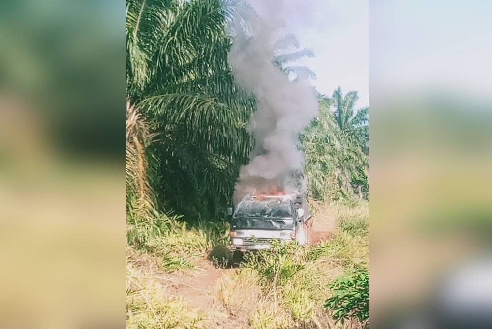 Sebuah lori membawa muatan buah kelapa sawit curi dibakar di Jalan Parit 5, Sungai Limau, Simpang Renggam, Kluang pada Rabu.